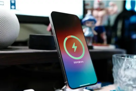 仪陇苹果15换屏服务分享用什么充电器给iPhone15充电更好 
